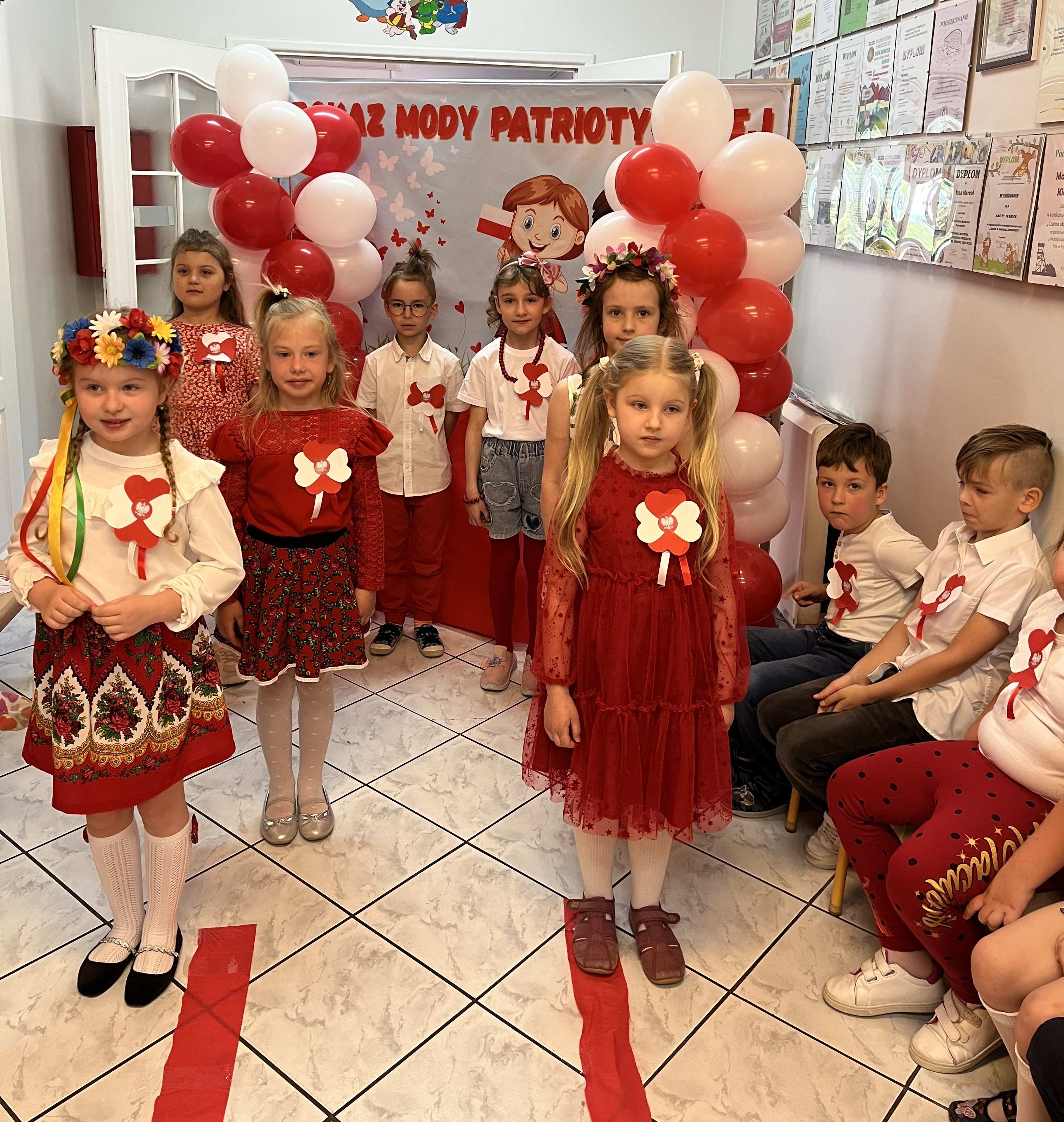 Pokaz Mody Patriotycznej - dzieci w strojach biało-czerwonych i ludowych śpiewały piosenkę.